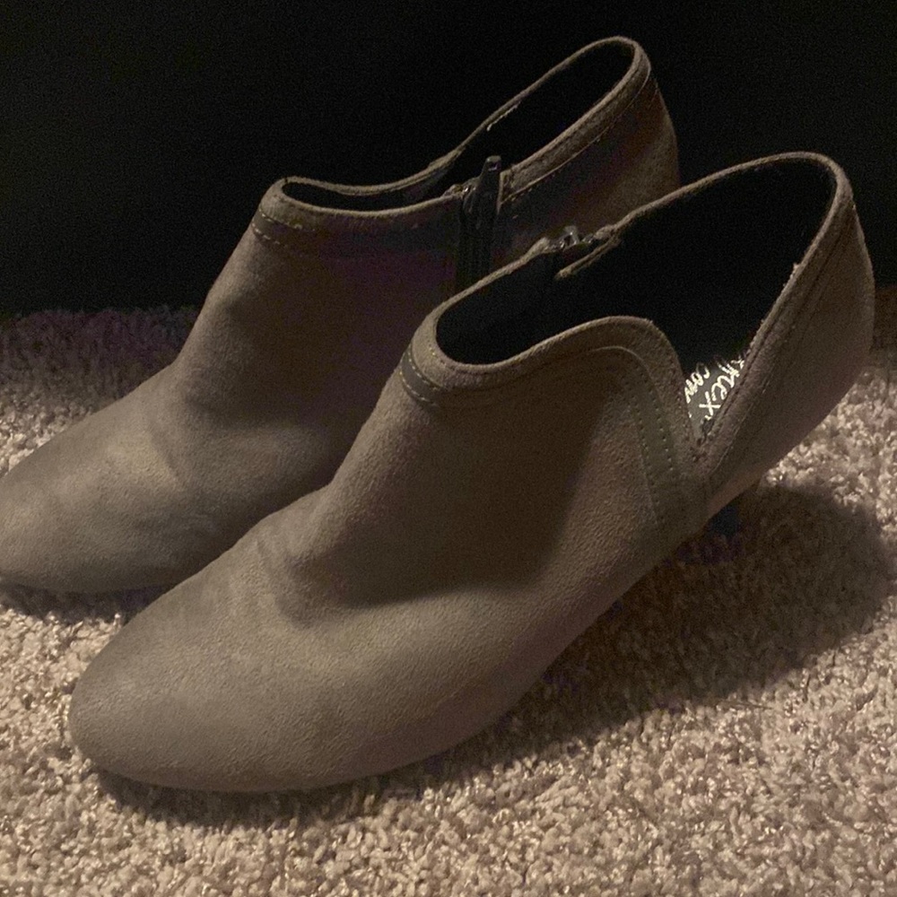 Deflect comfort ankle heel boot